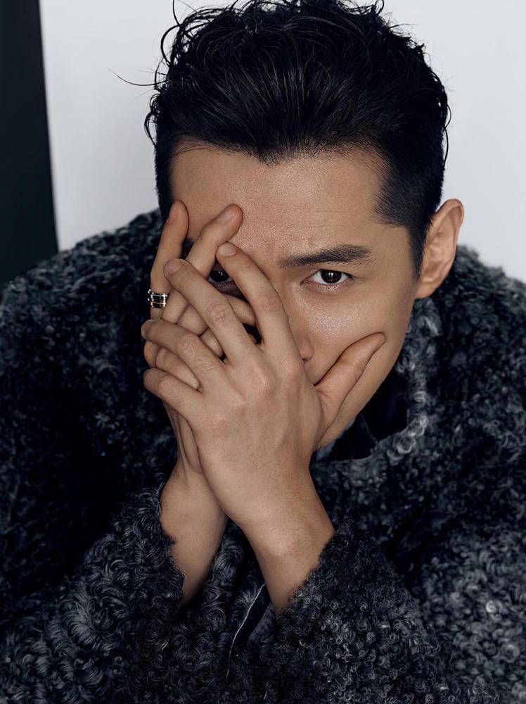 胡歌封面杂志图片 这痞帅的气质简直挡不住！