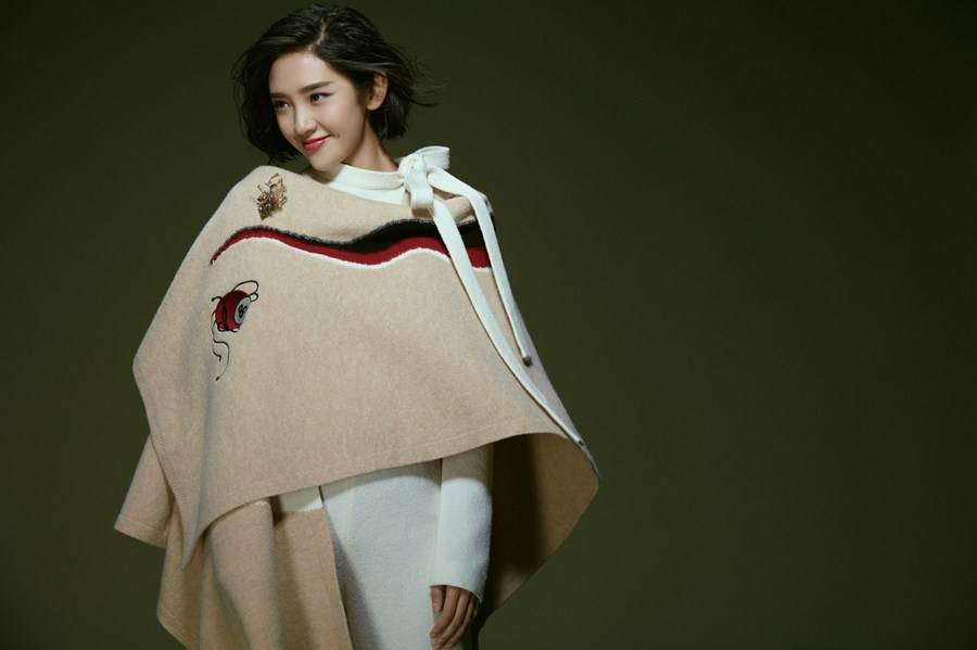 唐艺昕秋日写真大片 元气少女诠释另类优雅