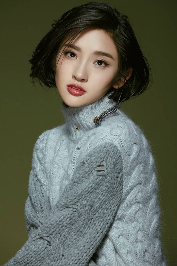 唐艺昕秋日写真大片 元气少女诠释另类优雅