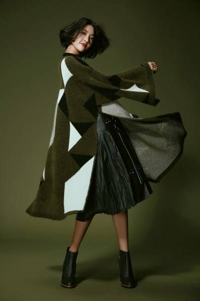 唐艺昕秋日写真大片 元气少女诠释另类优雅