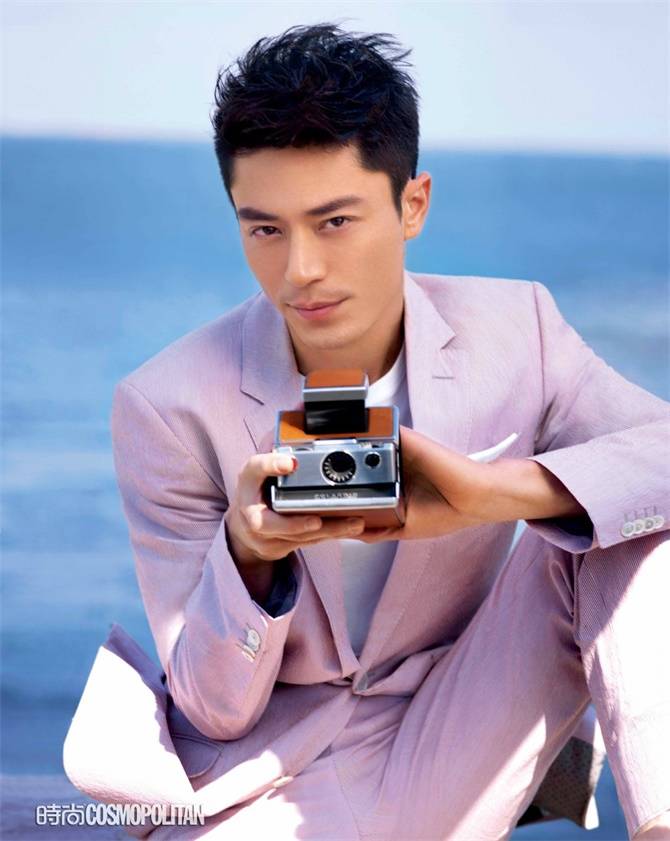 霍建华登《时尚COSMO》杂志封面 眼神深邃动人心弦