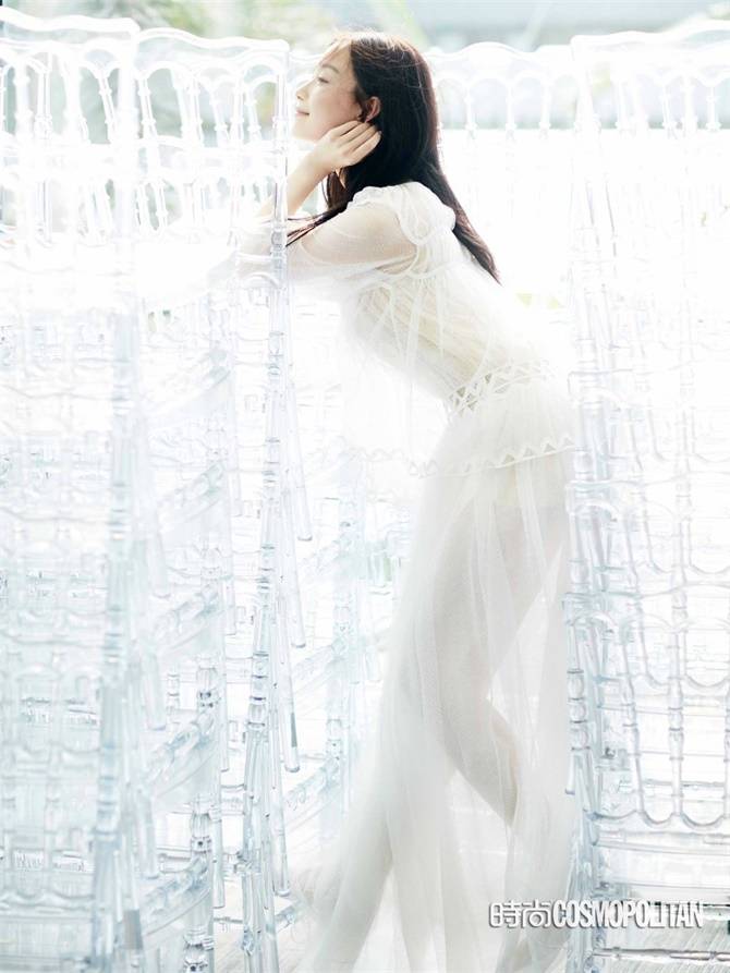 倪妮再登杂志封面 淡雅的妆容如火炙热