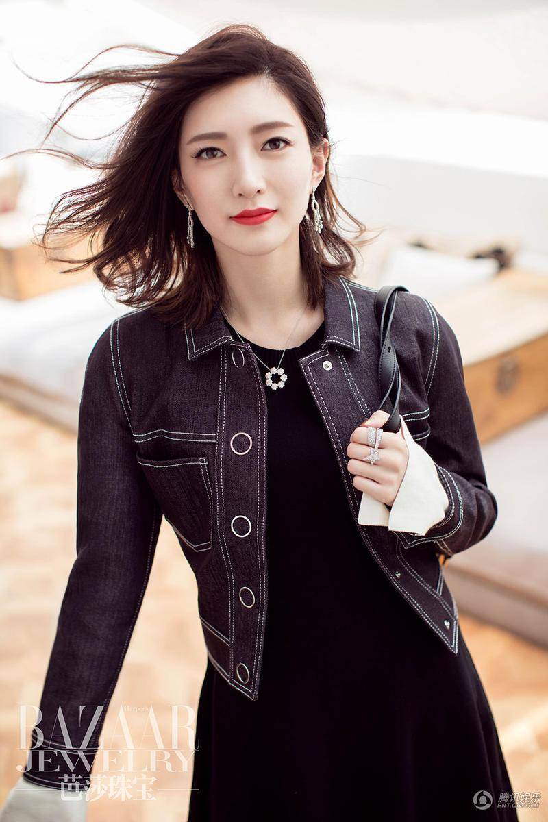 江疏影杂志封面写真 红唇示人气场全开