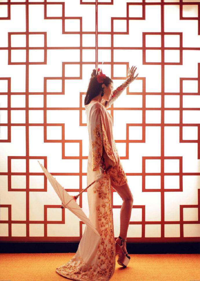 范冰冰最新杂志大片 红唇美背妩媚妖娆