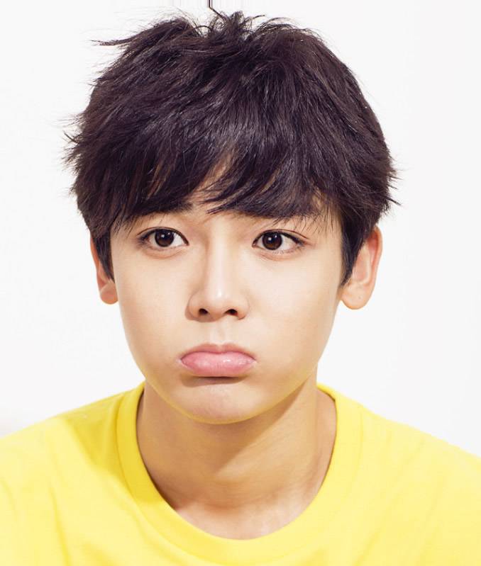 男生刘海发型分享 侯明昊造型青春洋溢