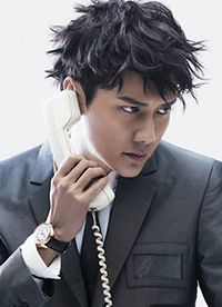 冯绍峰示范男士西装发型 果敢帅气时尚感十足”