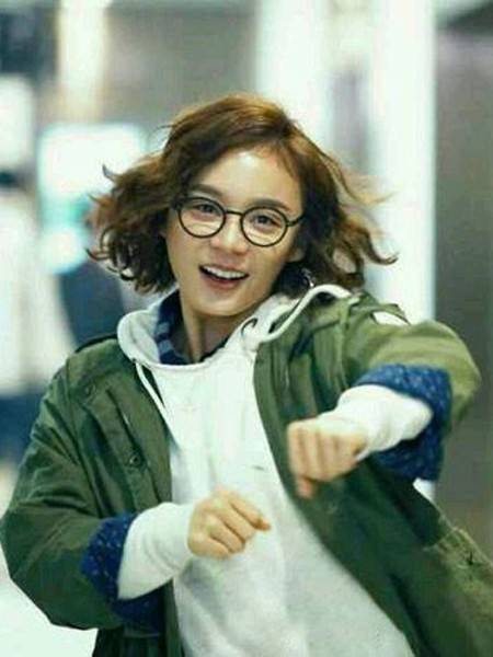 《黑粉》上线 袁姗姗时尚短发发型获青睐