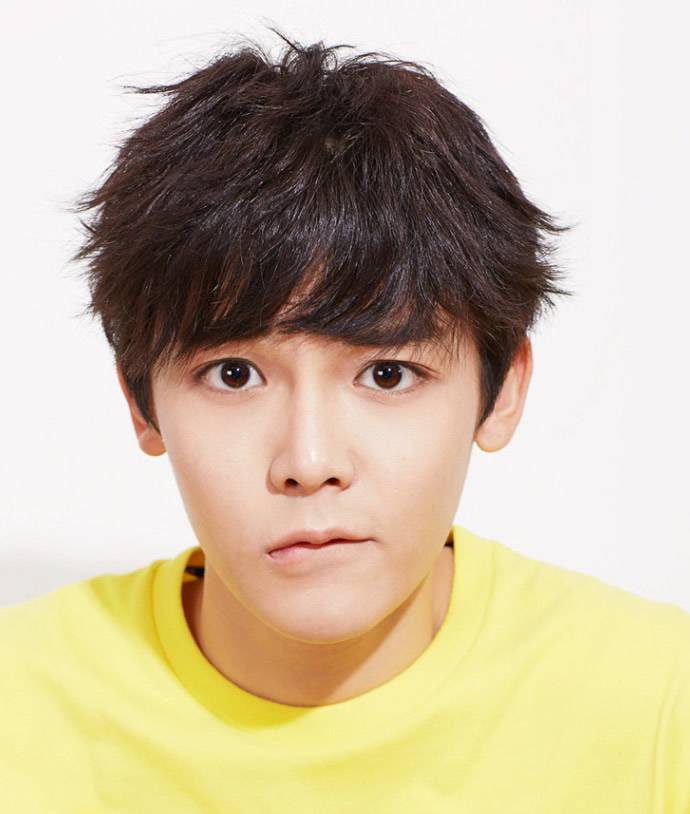 男生刘海发型分享 侯明昊造型青春洋溢