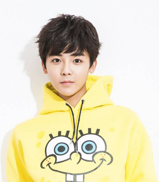 男生刘海发型分享 侯明昊造型青春洋溢