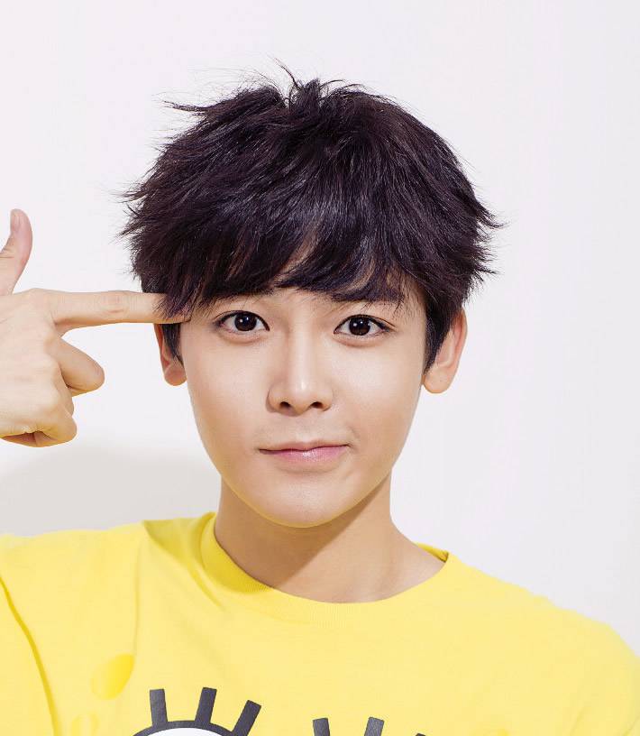 男生刘海发型分享 侯明昊造型青春洋溢