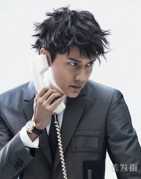 冯绍峰示范男士西装发型 果敢帅气时尚感十足