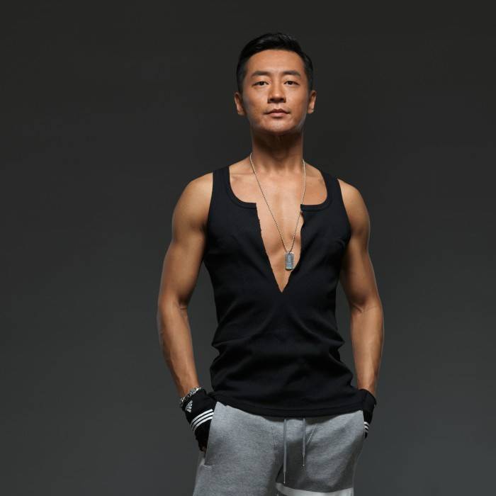 演员霍亚明最新写真 秀健硕肌肉运动力爆表