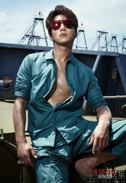 黄致列时尚大片写真照 肌肉猛男展现野性魅力
