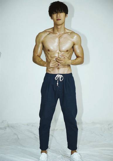 演员朱嘉琦写真图片 半裸出镜大秀腹肌