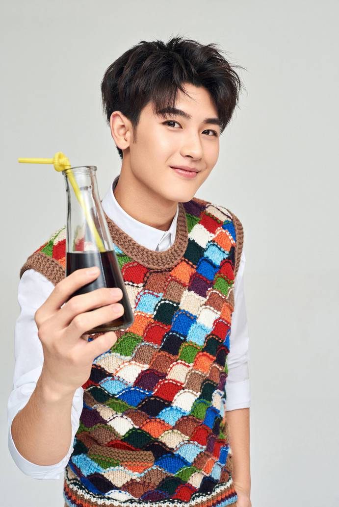 小鲜肉黄俊捷写真大片曝光 运动休闲青春无敌