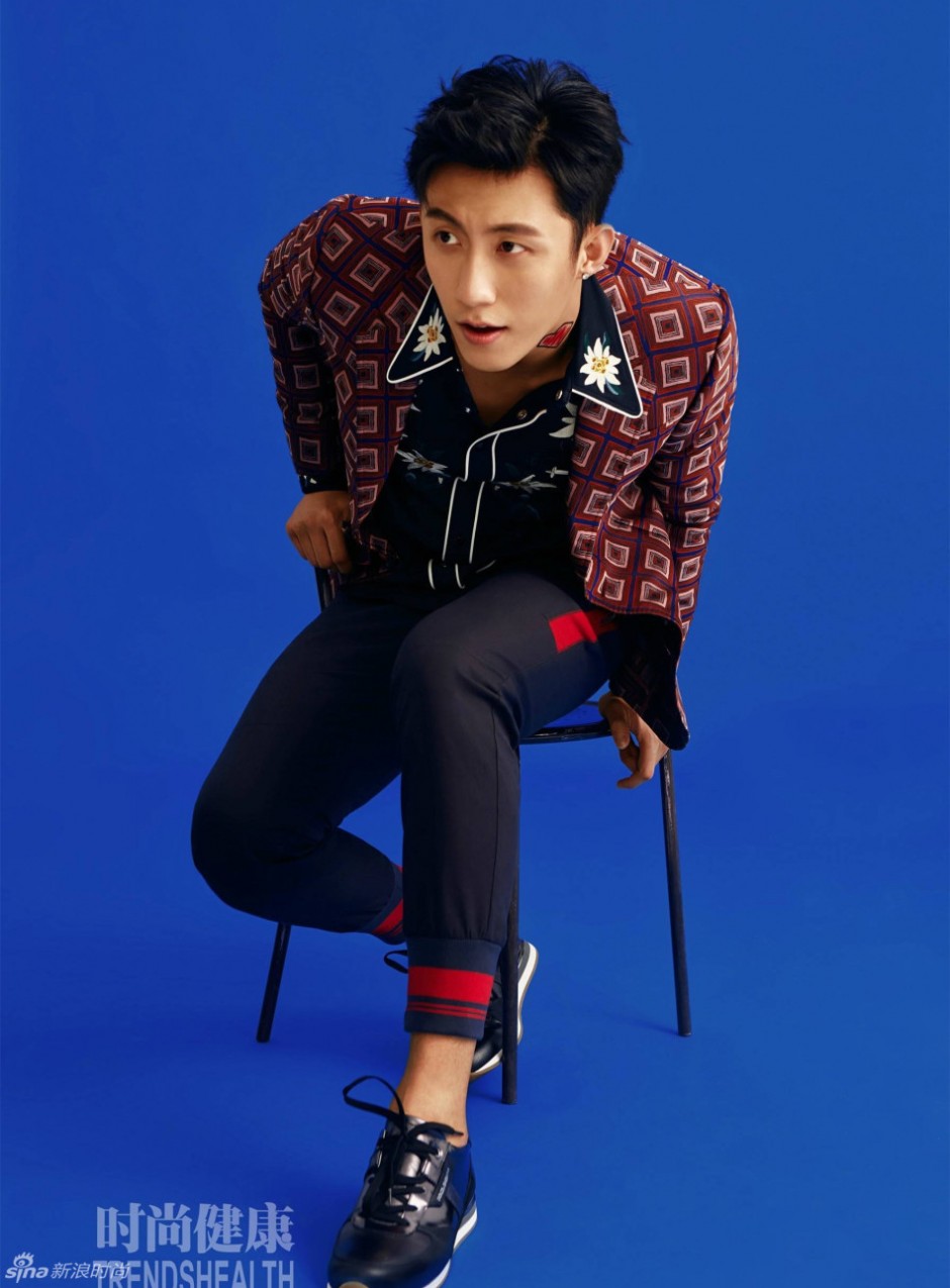 黄景瑜肌肉写真曝光 衣襟大开腹肌尽现