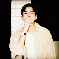 帅气抛媚眼短发型男头像图片