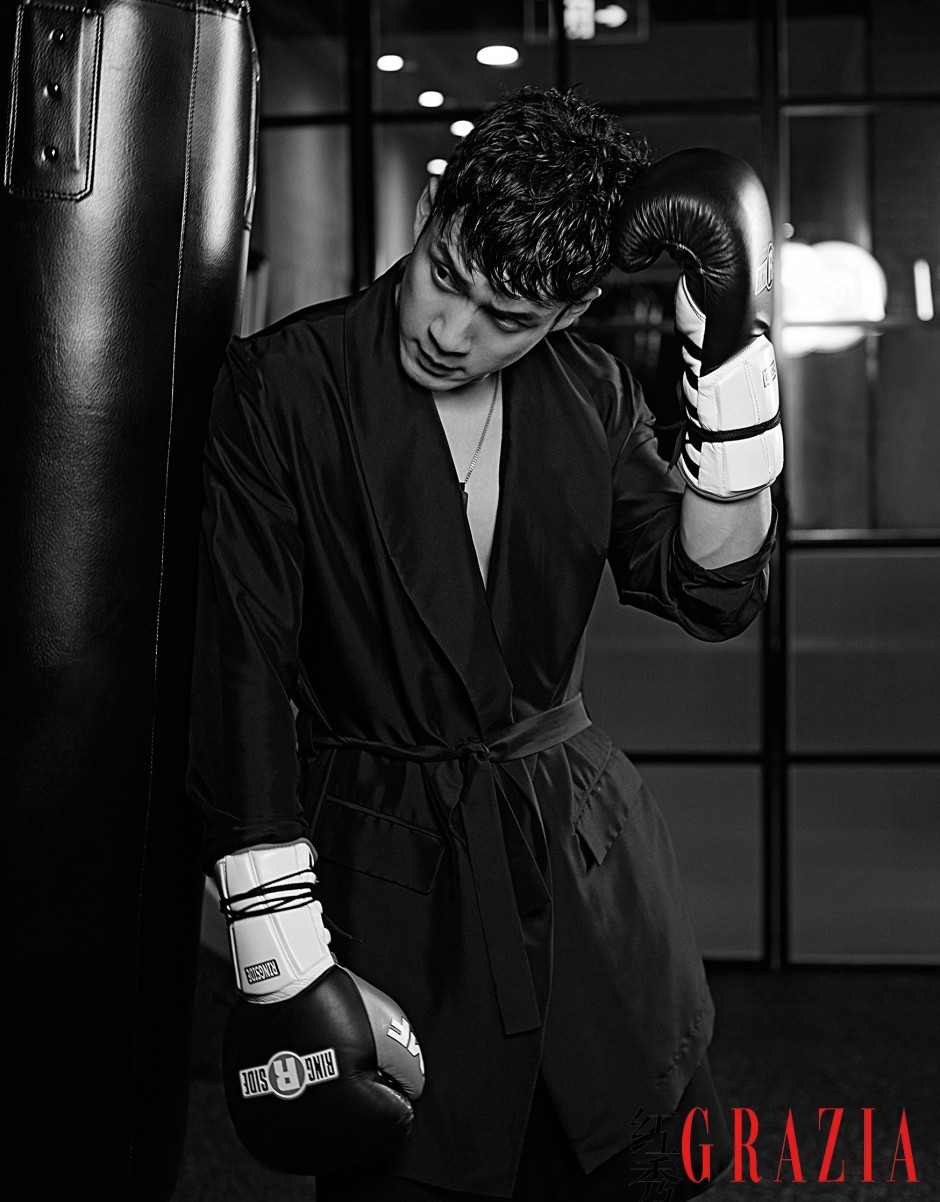 演员韩东君时尚写真 运动湿身肌肉半露引尖叫