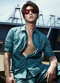 黄致列时尚大片写真照 肌肉猛男展现野性魅力”