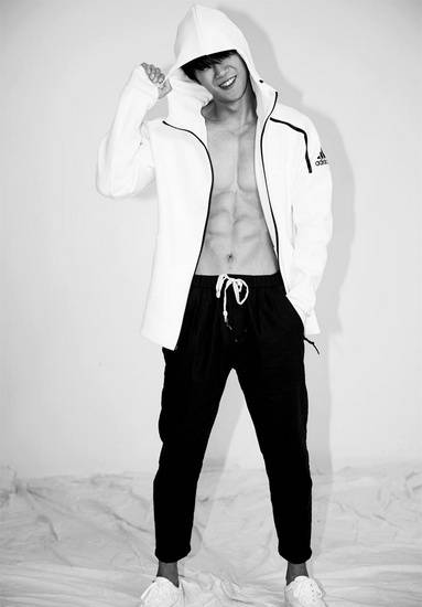 演员朱嘉琦写真图片 半裸出镜大秀腹肌