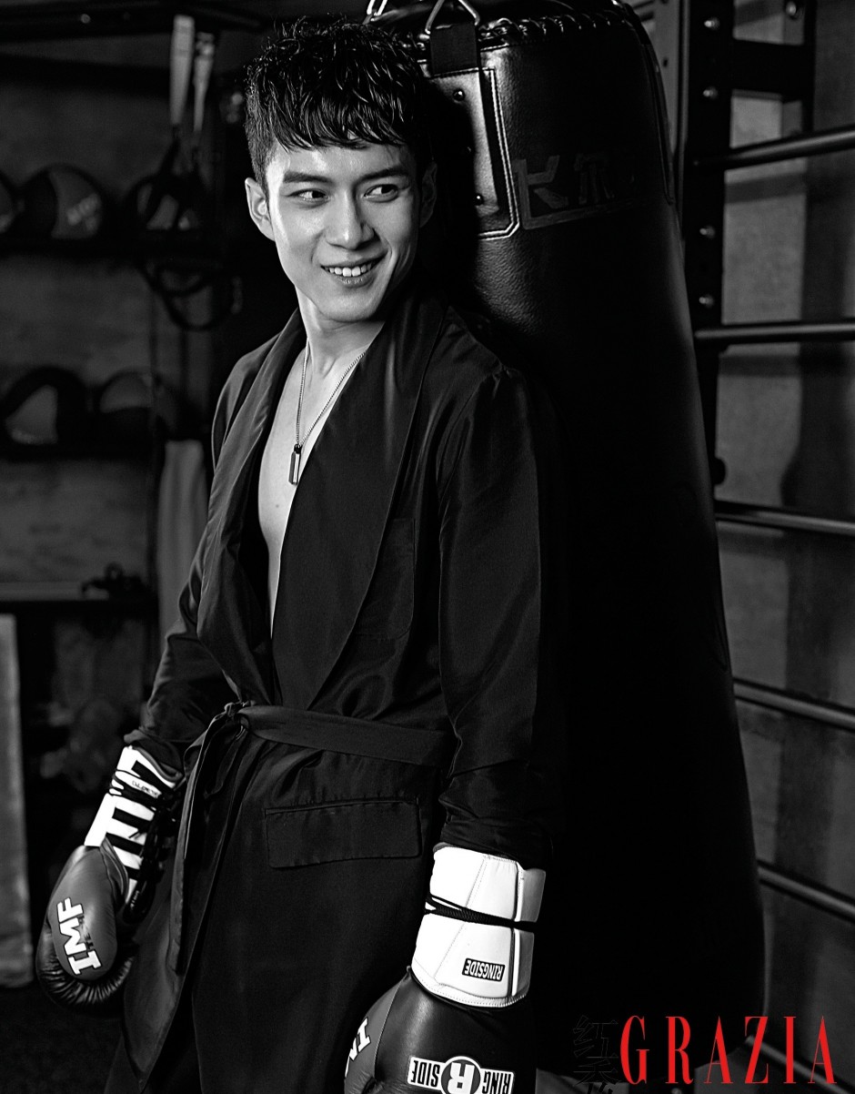 演员韩东君时尚写真 运动湿身肌肉半露引尖叫