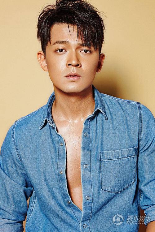 闫肃最新写真大片曝光 大秀肌肉魅力爆表