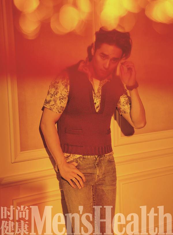 蒋劲夫最新杂志写真大片 健硕肌肉眼神撩人