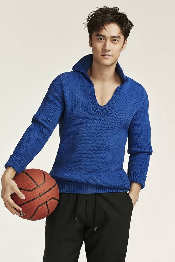 蒋劲夫篮球运动时尚写真 胸口半露尽显型男本色