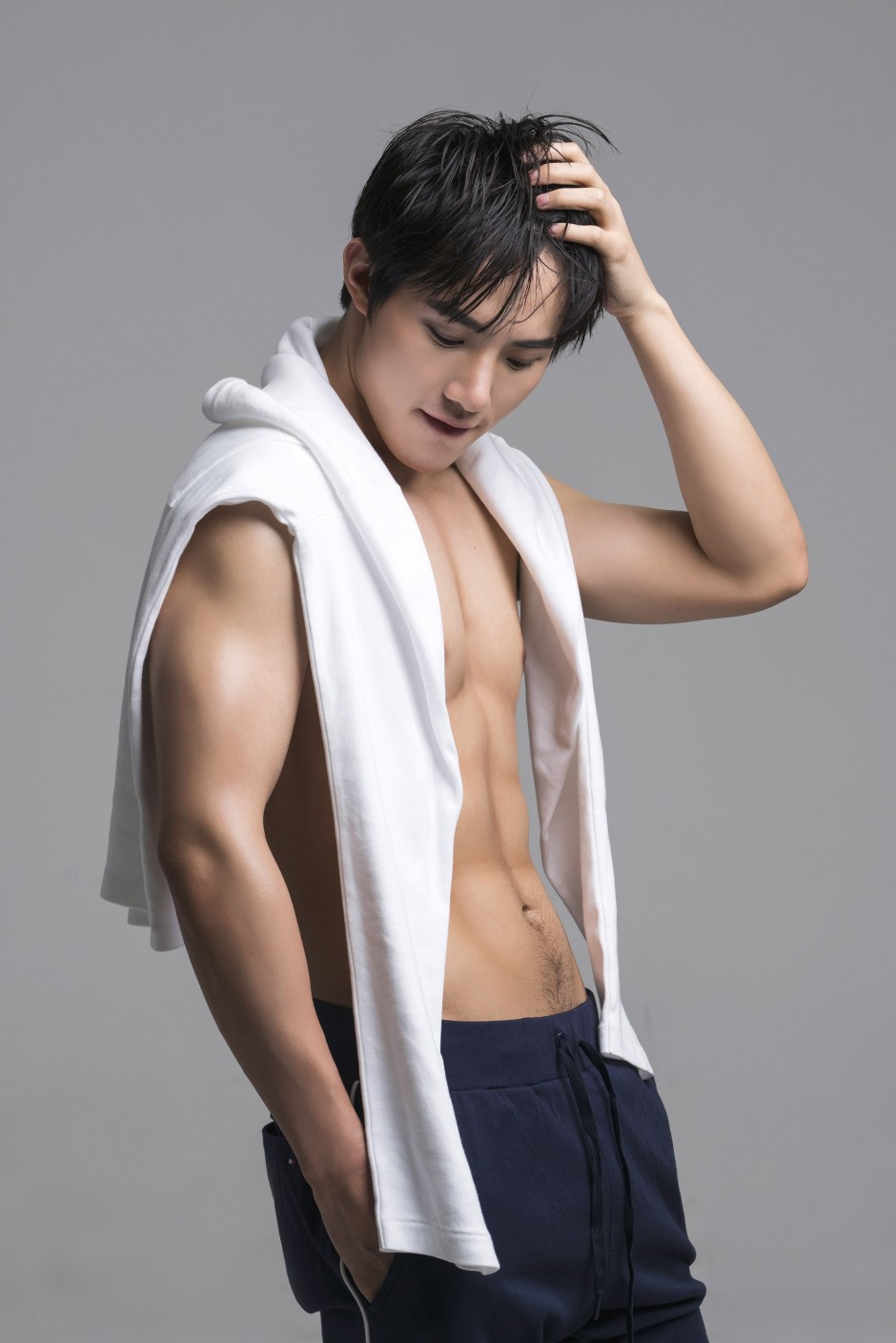 演员黄圣池曝肌肉照 化身泳坛帅气男神