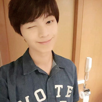 帅气抛媚眼短发型男头像图片