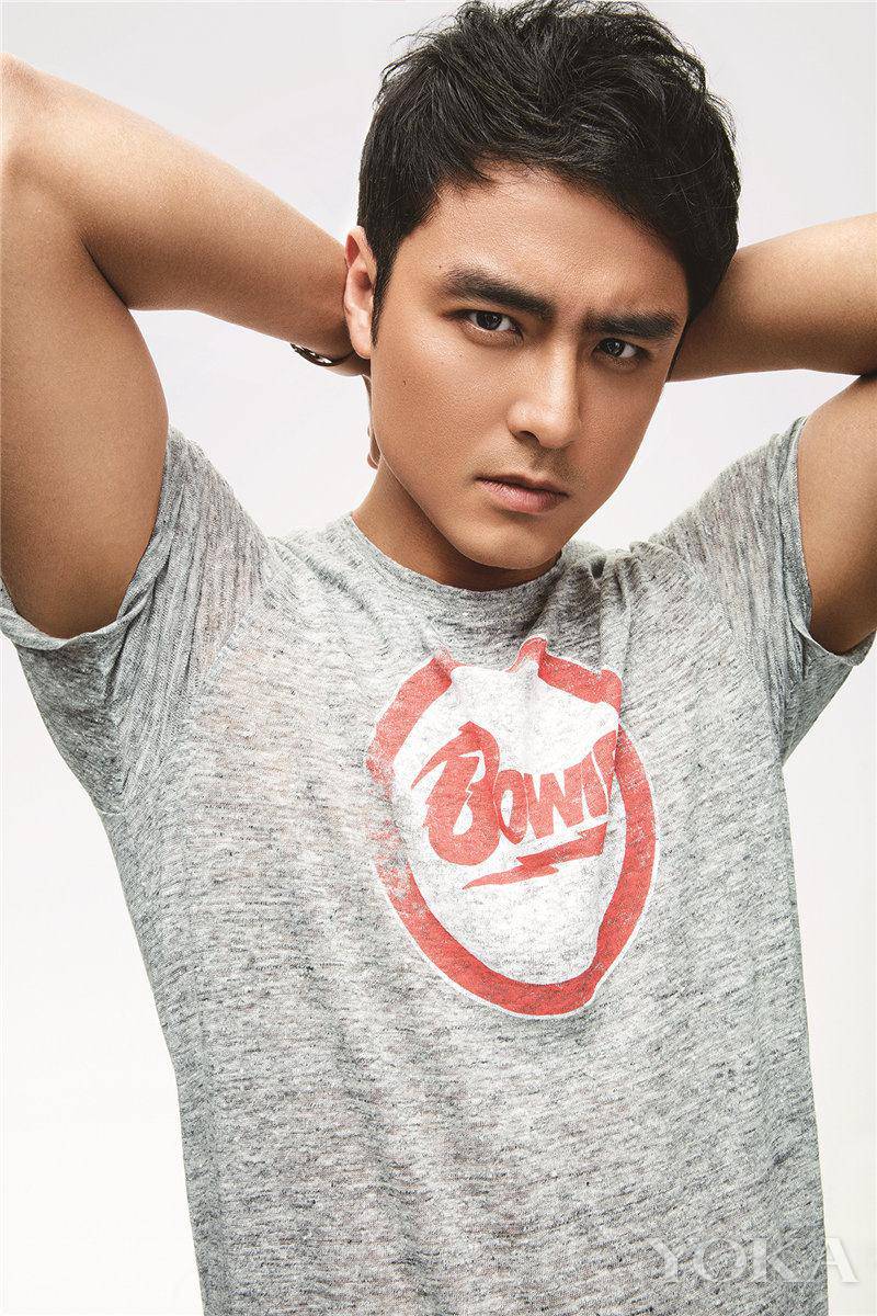 《时尚健康》明道半裸肌肉写真 展完美身材秀大长腿