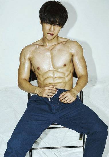 演员朱嘉琦写真图片 半裸出镜大秀腹肌