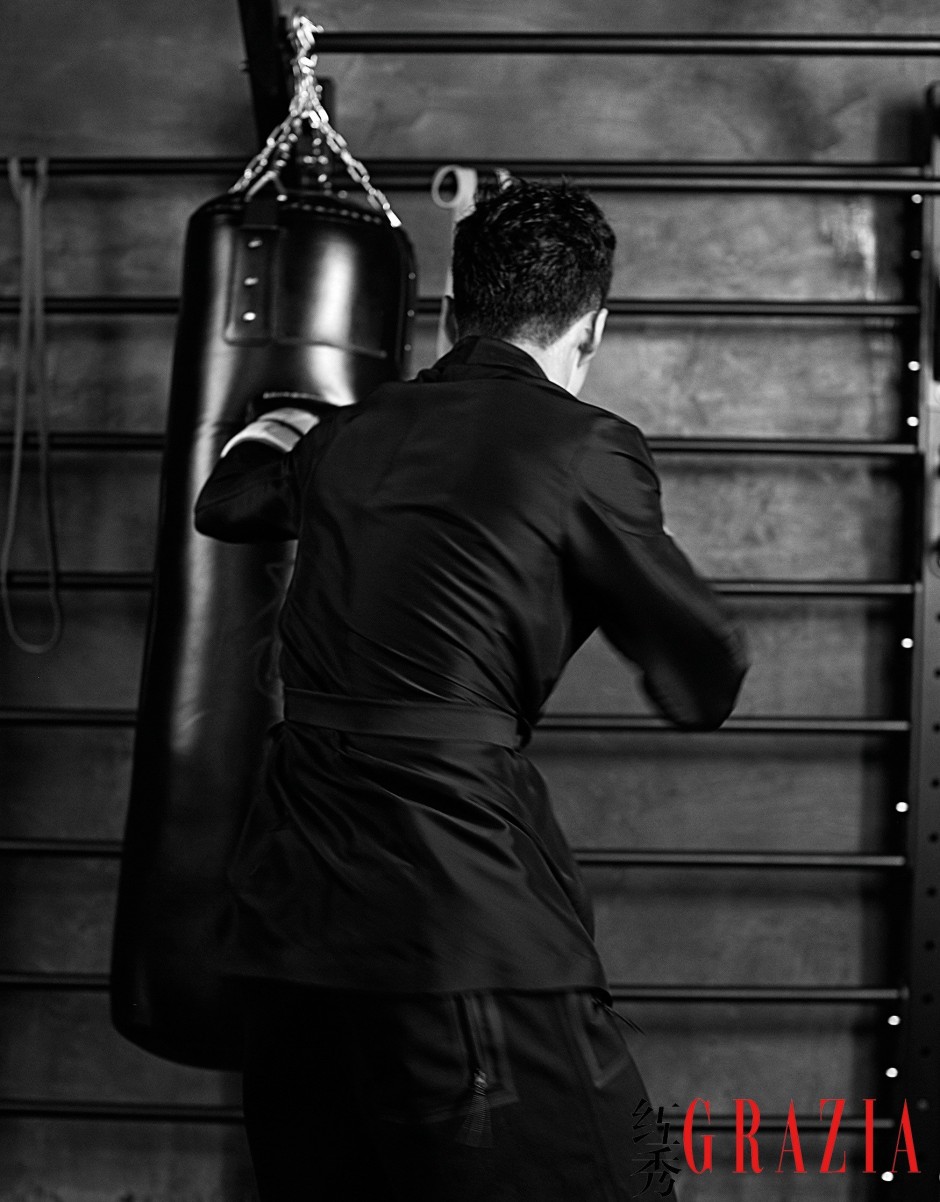 演员韩东君时尚写真 运动湿身肌肉半露引尖叫