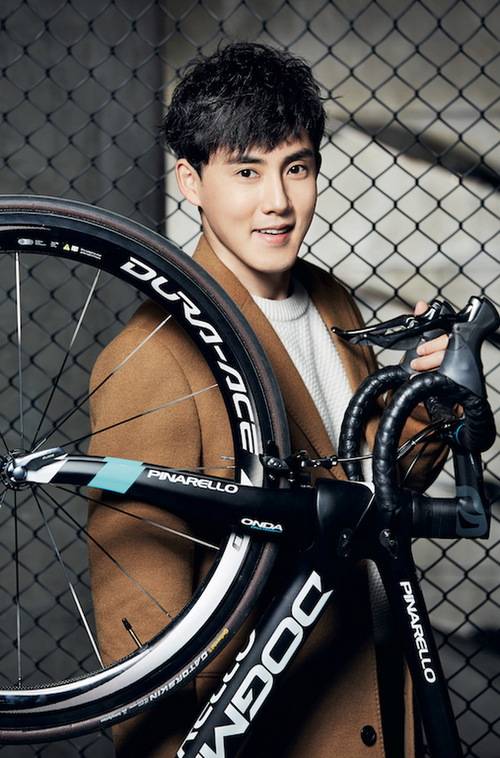 张睿运动写真大片 简约休闲变身活力美少年