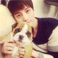 QQ个性阳光型男头像 爱动物的暖男