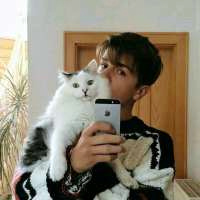 QQ个性阳光型男头像 爱动物的暖男