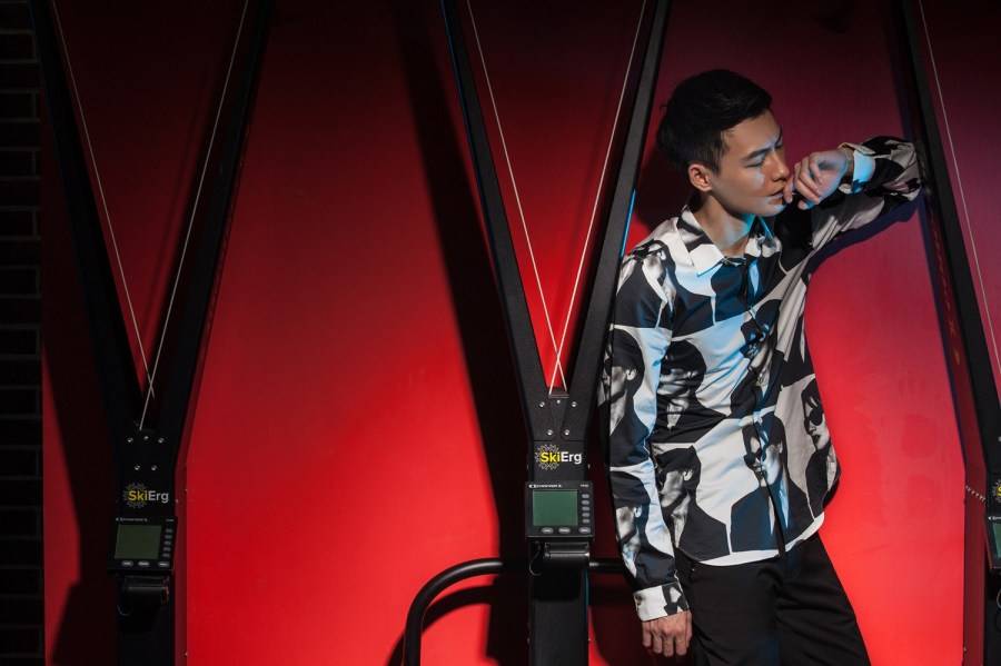 冯铭潮运动系写真图片 彰显野性忧郁气质