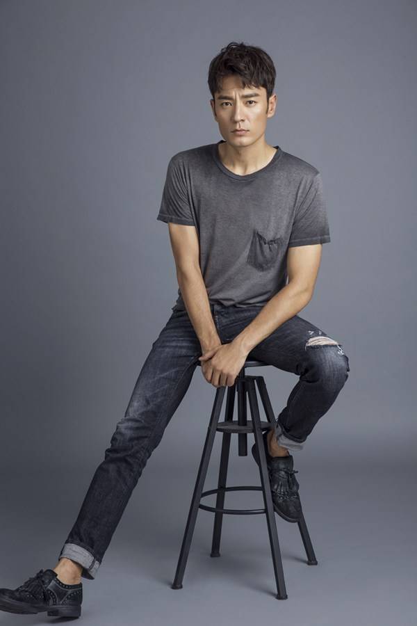 演员李光洁时尚写真图片 肌肉线条完美凸显