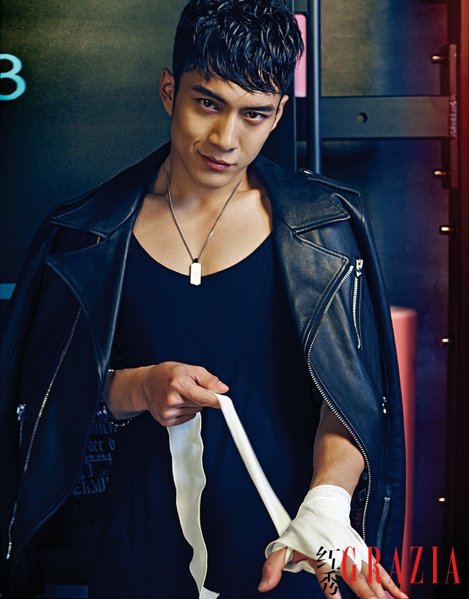 演员韩东君时尚写真 运动湿身肌肉半露引尖叫