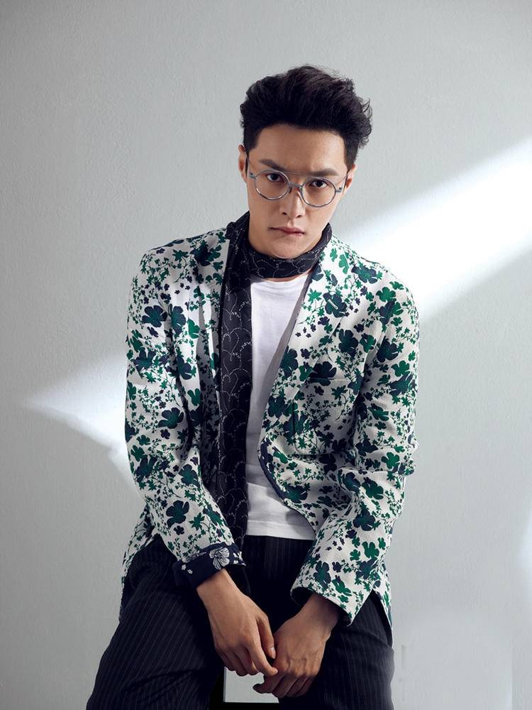 张艺兴肌肉性感写真照 大秀人鱼线