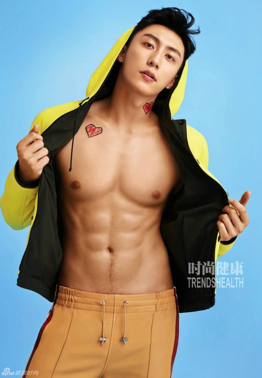 黄景瑜肌肉写真曝光 衣襟大开腹肌尽现