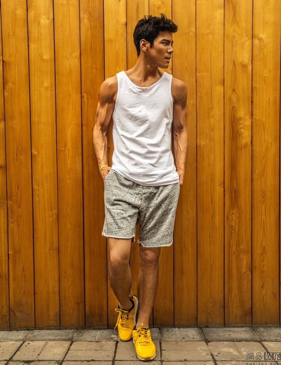 向佐肌肉写真图片 雷震子秒变邻家大男孩
