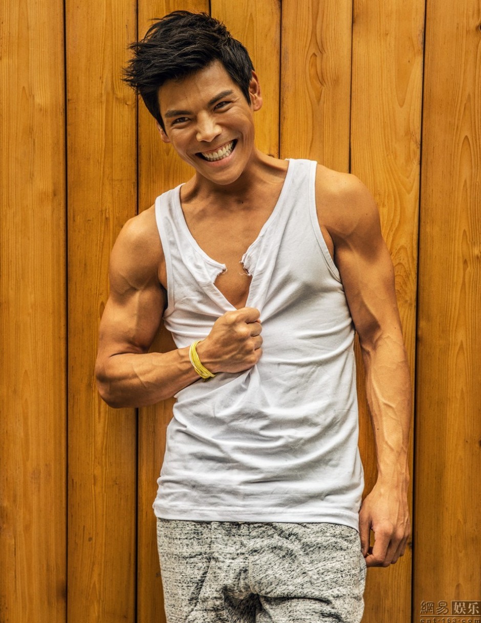 向佐肌肉写真图片 雷震子秒变邻家大男孩