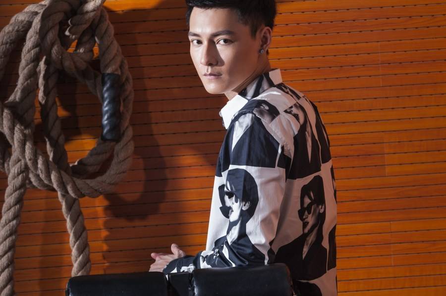 冯铭潮运动系写真图片 彰显野性忧郁气质