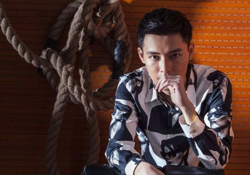 冯铭潮运动系写真图片 彰显野性忧郁气质