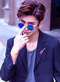 “人气小鲜肉”张云龙时尚街拍帅照曝光”