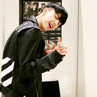 帅气抛媚眼短发型男头像图片