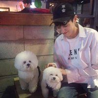 QQ个性阳光型男头像 爱动物的暖男