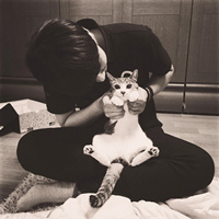 QQ个性阳光型男头像 爱动物的暖男