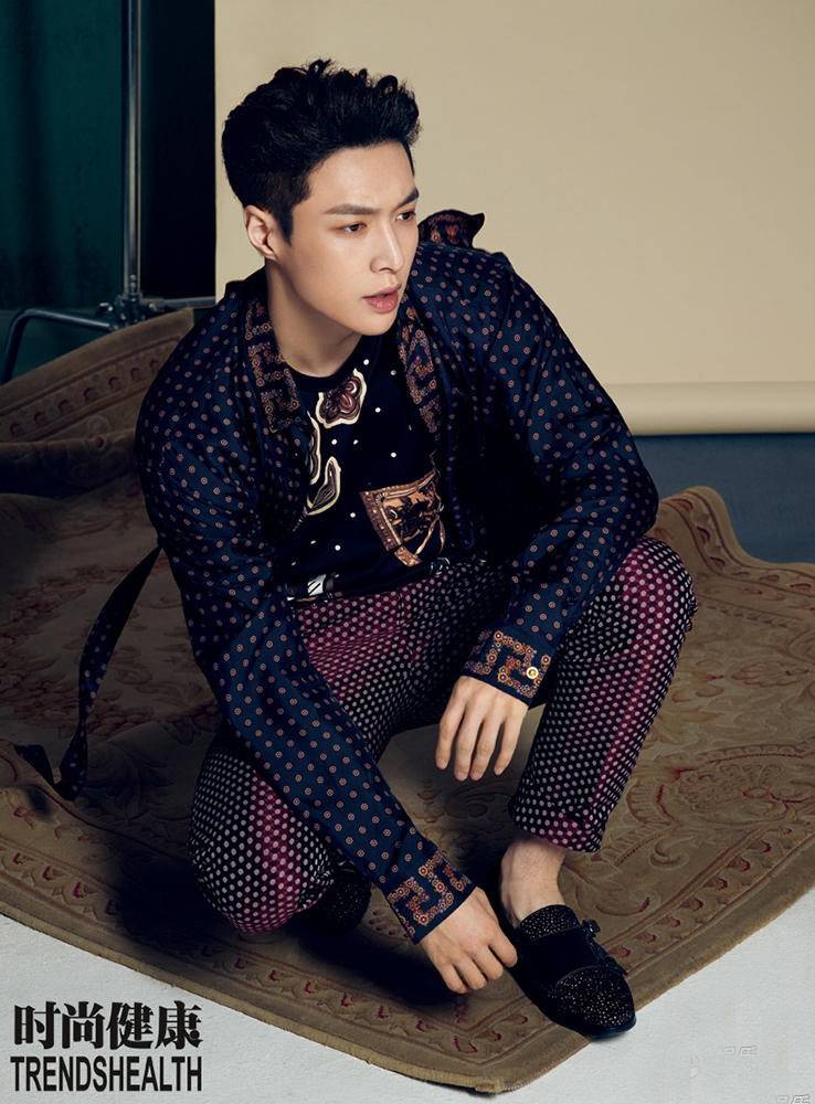 张艺兴肌肉性感写真照 大秀人鱼线